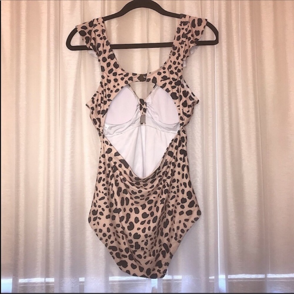 Beachsissi NWT Leopard Print Ruffle Shoulder One Piece Swimsuit Large - Picture 3 of 5